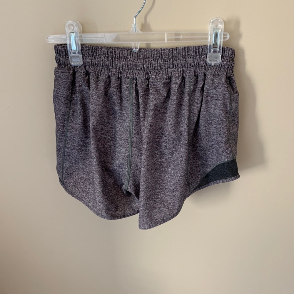 grey lululemon hotty hot shorts - Picture 2 of 7